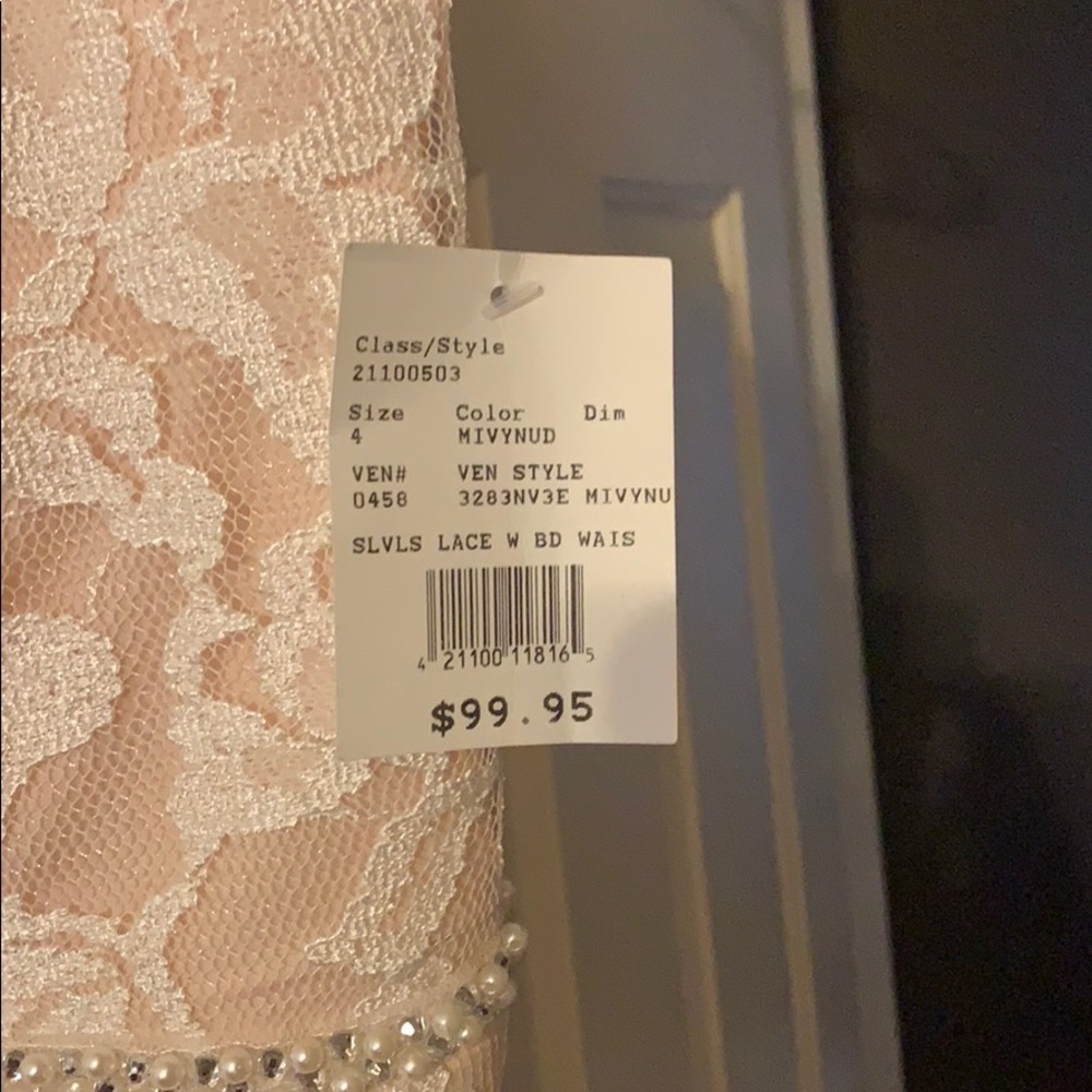 Bridal lace dress perfect for bridal shower - Picture 3 of 4